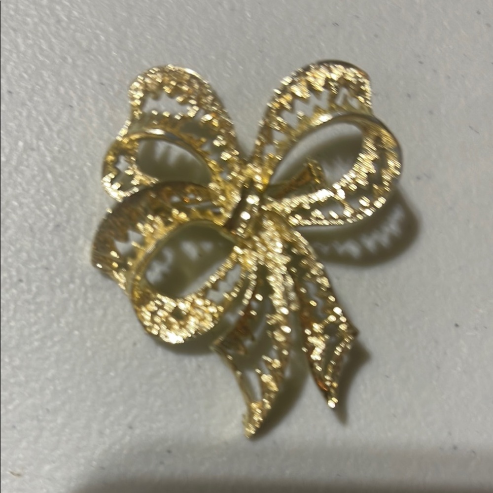 Goldtone Holiday Bow Pin
